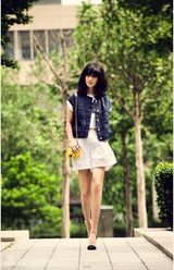 组图：陈燃夏日街拍与萌宠互动显爱心