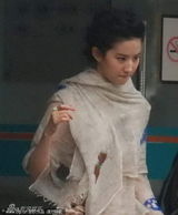 幻灯图：刘亦菲摔跤医院看急诊 右手负伤贴胶带