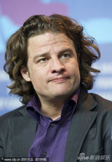 组图：《我，安娜》记者会 女主角夏洛特与导演搞怪