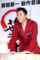 幻灯图：甄子丹台北宣传《叶问2》 展现温情一面