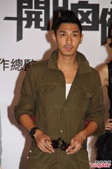 组图：黄日华父女档合作拍剧 关楚耀饰精神病患