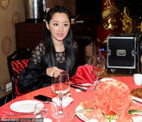 组图：杨钰莹镂空透视黑裙亮相庆功宴 举杯豪饮