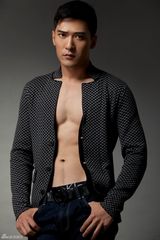 组图：傅天骄西装写真尽显熟男风范