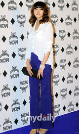 组图：少女时代成员允儿徐贤等观看服装展