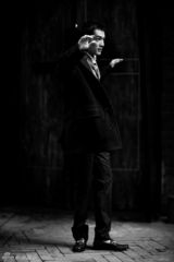 组图：胡歌早秋时尚街拍纵情演绎大魔法师