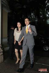 组图：霍启刚郭晶晶出席婚宴 被问孕事接受祝福