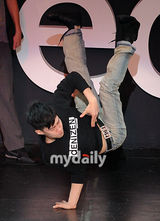 组图：原2PM成员朴宰范参加活动 大秀精彩街舞