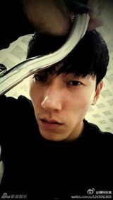 组图：张亮长脸自拍遭调侃马脸代言人