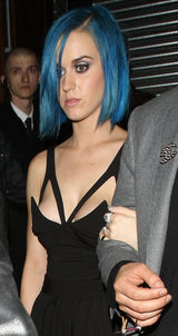 高清图：凯蒂-佩里现身伦敦 蓝发抢眼礼服别致