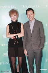 组图：容祖儿陈伟霆主持圣诞亮灯仪式