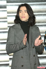 组图：萧敬腾安全升级 邱黎宽派六保鏢贴身护主