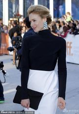 组图：《对的错误》首映 莎拉-坎宁着抹胸裙