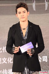 组图：汪东城戚薇相谈甚欢 新片演校园恋