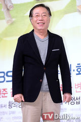 组图：韩星金正恩新剧发布险被吻 韩彩雅低胸性感