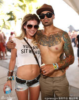 组图：加州音乐节比基尼辣妹抢眼 情侣激情热吻