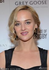 组图：《他和她的情事》杰西卡低胸蓝裙露沟