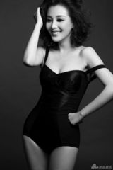 组图：刘雨鑫拍性感演绎黑色诱惑