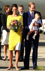 组图：凯特抱子随访澳洲 黄衣明艳狂风吹乱秀发