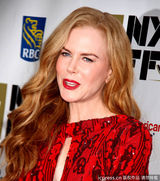 组图：基德曼携夫出席新片首映 红裙亮相尽显高贵