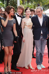 幻灯图：张曼玉前夫新作首映 红毯紧盯女演员美胸