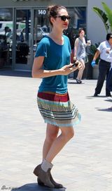 组图：《无耻之徒》女星埃米-罗森着蓝T恤显活力