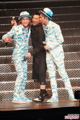 组图：黄伟文梁汉文助阵SHINE火热演唱会