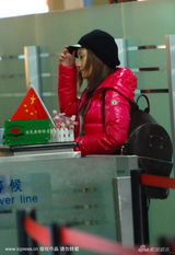 幻灯图集：李小璐素颜显憔悴 被传曾在片场晕倒