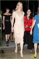 组图：布兰切特高贵蕾丝敞胸襟 女王风范十足