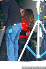 组图：洛佩兹拍新歌MV甩发热舞 与小男友拥抱激吻