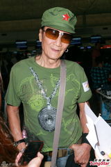 组图：谢贤戴红五星帽与胡枫等去旅行