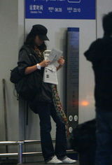 组图：汤唯返京现身机场 风衣仔裤有文青范儿