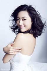 组图：张馨心写真大片曝光  展现甜美与自信