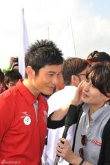 高清：黄晓明当选世博志愿者大使 挥旗领跑宣传世博