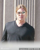 组图：朱莉术后皮特被狗仔围堵 眉头紧锁显沧桑