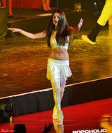 组图：赛琳娜温哥华首演 大秀美胸展现妖娆身姿