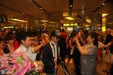 组图：李玉刚赴新加坡演出 粉丝机场迎接