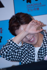 组图：李玹雨现身见面会用中午问候粉丝