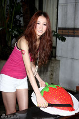 幻灯图：弦子庆生俩半裸男环绕 猛男一字马助兴