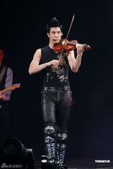 组图：王力宏开唱战袍驾坦克 与伴舞玩暧昧