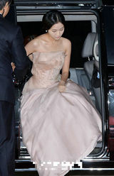 组图：韩国大钟电影节颁奖 金高恩抹胸长裙亮相