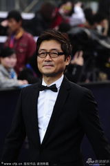 组图：天坛奖评委韩国导演姜帝圭现身蓝毯