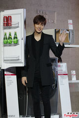 组图：李敏镐频繁抵沪捞金 再现继承者造型