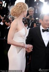 组图：戛纳评审团红毯集体合影 群星闪耀