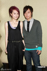 幻灯图：郑中基否认因花心分手 谈阿Sa(蔡卓妍)双眼红红