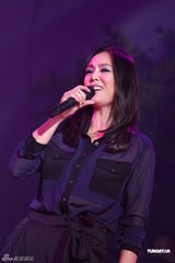 组图：王馨平生日留港助阵慈善个唱 歌声送真情