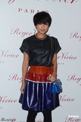 组图：钟楚红低胸马甲亮相劝后辈交友慎重