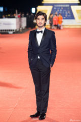 组图：陈柏霖压轴金钟红毯 亲手为周渝民颁奖