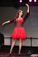 组图：许慧欣化身红天鹅开唱 男友亲临支持