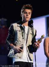 组图：美国公告牌音乐奖 贾斯汀-比伯休闲装出席