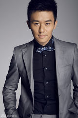 组图：李东恒写真大片 西装革履显优雅气质